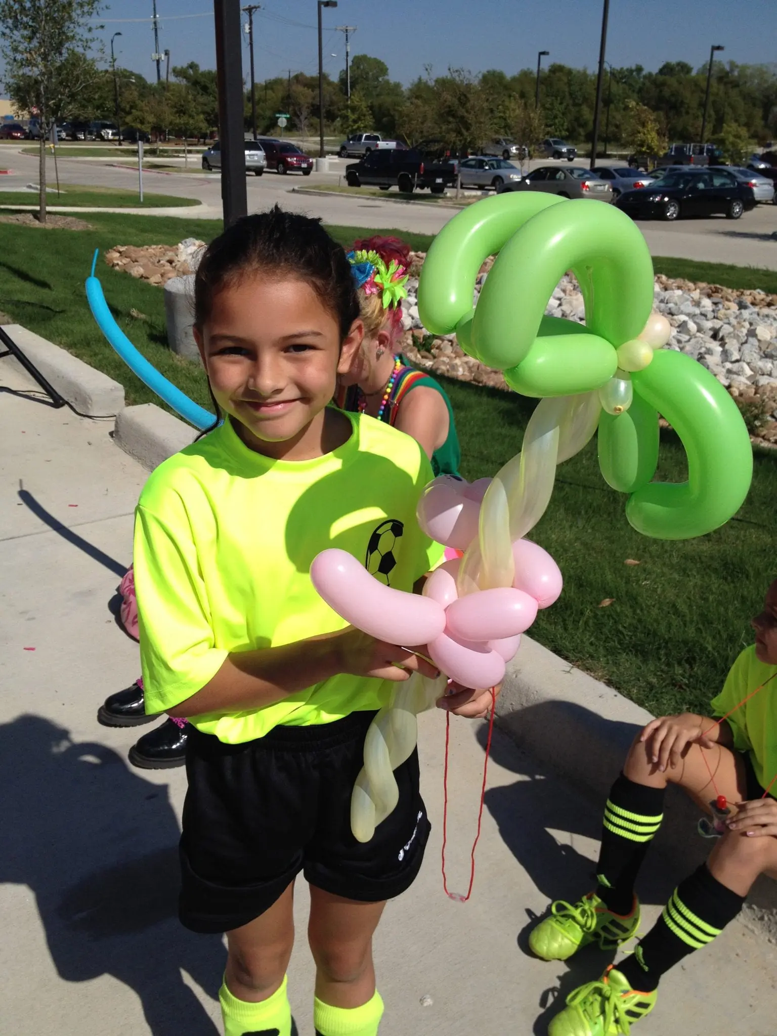 Balloon artist working with employee kids at a Dallas Fort Worth HQ-campus Family Day appreciation event
